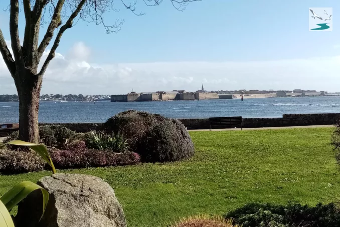 Vue depuis Larmor sur la citadelle de Port-Louis